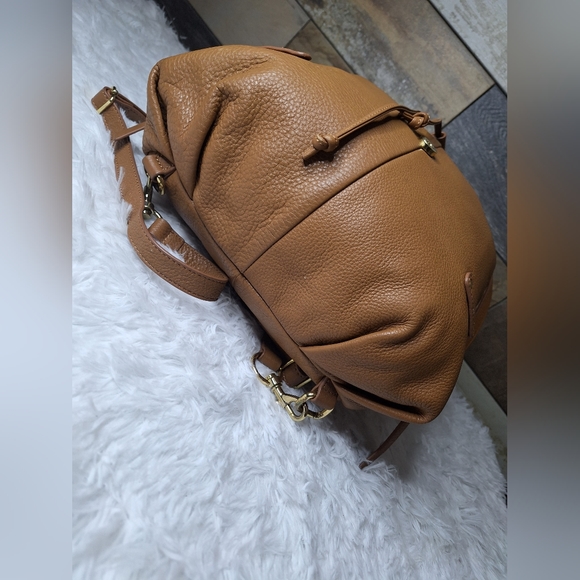 GILI Pebble Leather Shoulder/Crossbody/Convertable Backpack - Picture 6 of 12